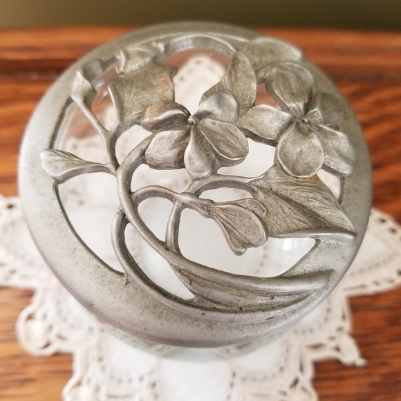 Vintage Elegant 1990s Floral Pewter Boudoir Glass Powder Jar - Picture 11 of 15